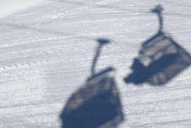 Gstaad’da telesiyej durdu, Flumserberg’de çığ düştü