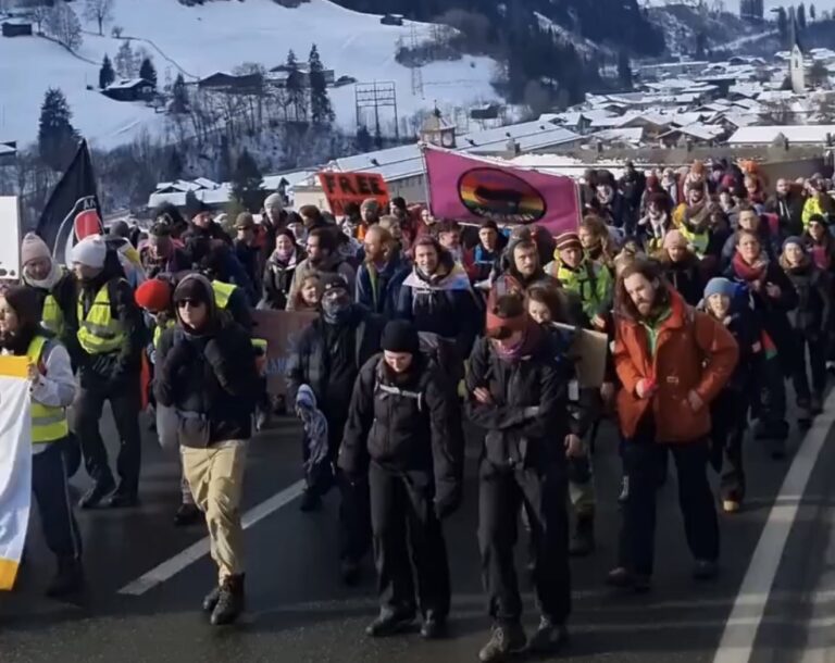 Davos’ta WEF ve Trump’a karşı protesto