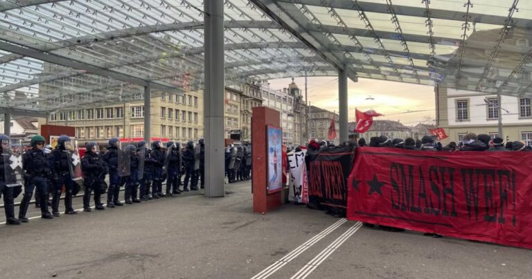 WEF karşıtı gösteride gerginlik tırmanıyor