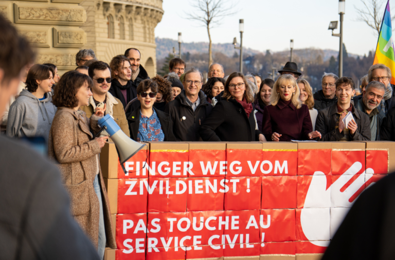 Referandum: Sivil hizmet kurallarındaki sertleşme halkın onayına sunuluyor
