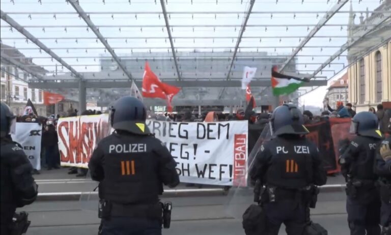 WEF karşıtı gösteri: onlarca kişi gözaltına alındı, taş ve havai fişek ele geçirildi