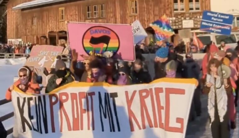 WEF karşıtı protesto yürüyüşü Davos yolunu kapattı, uzun araç kuyruğu oluştu