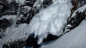 Çığlar Alpler’deki buzulları yavaşlatıyor: Isınmaya karşı beklenmedik etki