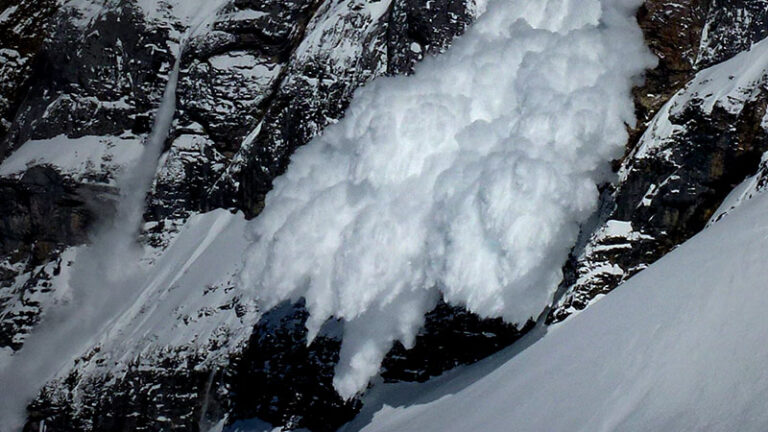 Çığlar Alpler’deki buzulları yavaşlatıyor: Isınmaya karşı beklenmedik etki