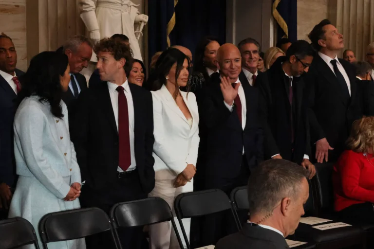 WEF başlangıcında Oxfam raporu: En zengin 12 kişi dünyanın yarısından daha zengin