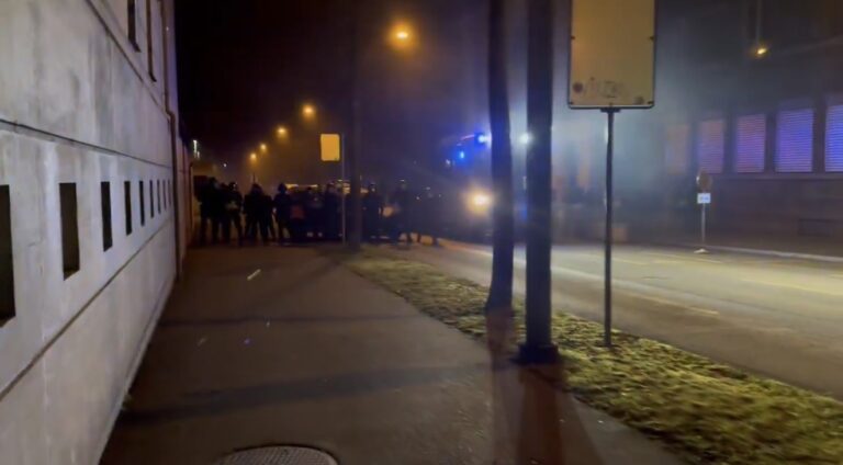 Bern’de ABD büyükelçiliğine yürümek isteyen gruba polis yollarda barikat kurdu
