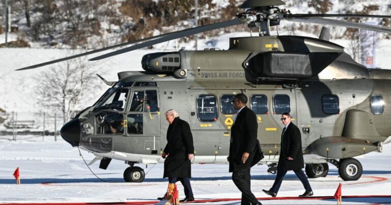 Trump üç saat gecikmeyle Davos’a ulaştı