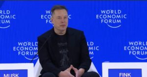 Elon Musk WEF’te konuştu: İnsansı robotlar bir yıl içinde evlere girebilir