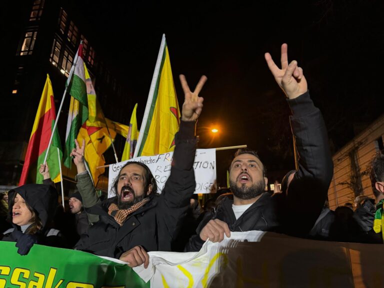 İsviçre’de halk sokakları terk etmiyor!