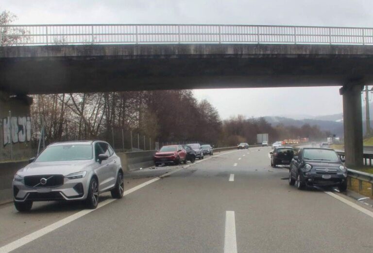 Jura Kantonu’nda buzlanma kazalara yol açtı: 11 araçlık zincirleme kaza