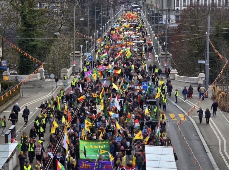 Binlerce kişinin katılımıyla, Bern’de Rojava yürüyüşü