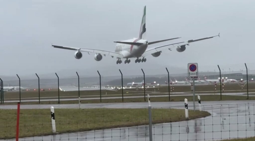 Zürih Havalimanı’nda fırtına alarmı: Uçaklar inişte zorlandı