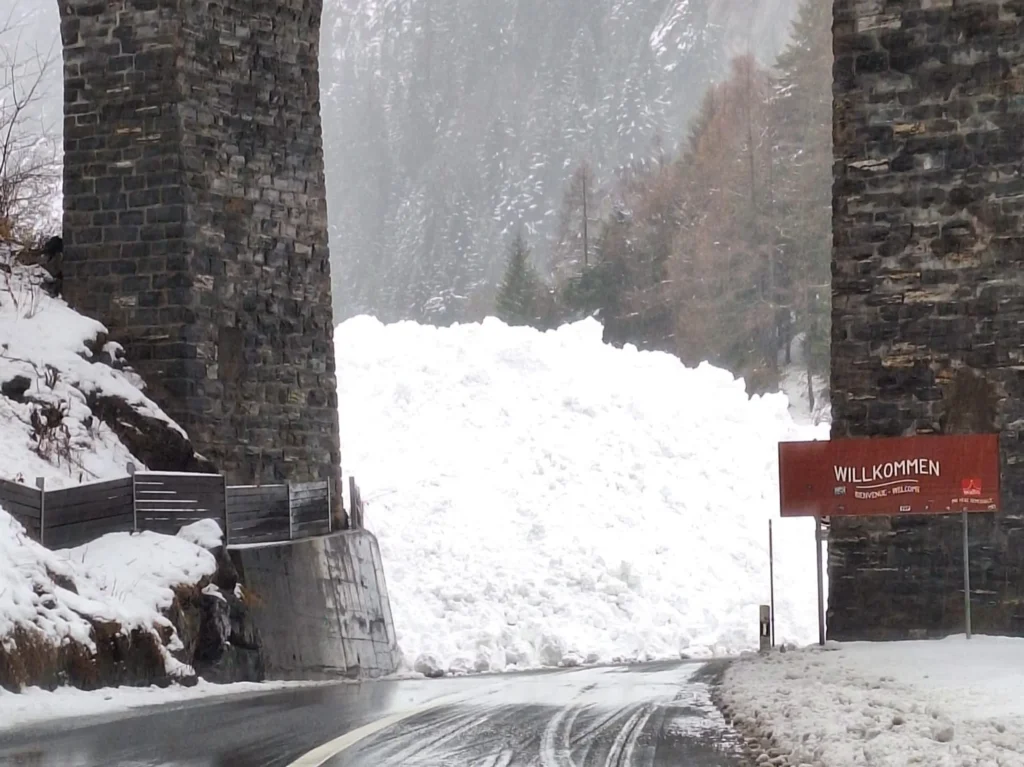 Wallis’te çığ yolu kapattı: Lötschberg-Südrampe trafiğe kapalı