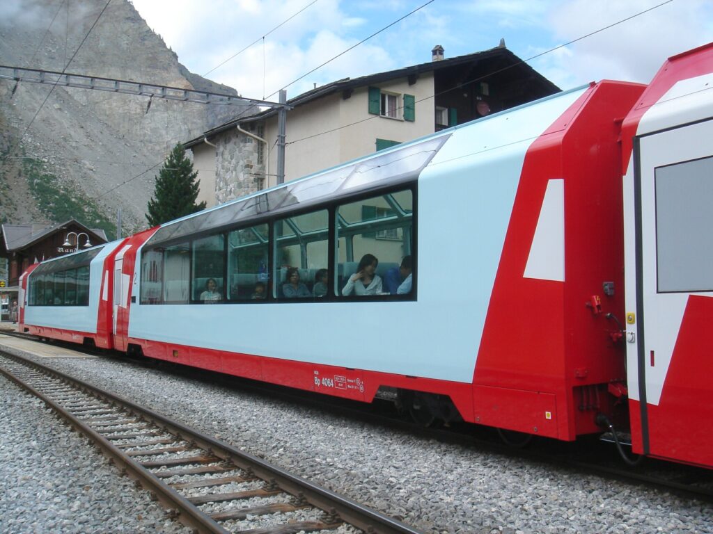 Matterhorn Gotthard Bahn treni raydan çıktı