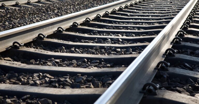 Lozan’da kablo yangını: Demiryolu trafiği felç