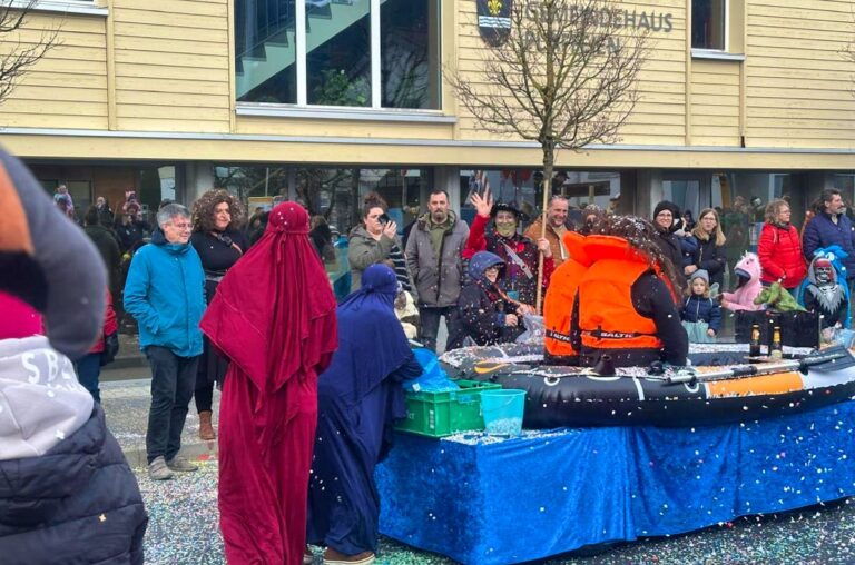 Karnavalda mülteci teknesi teması tepki topladı