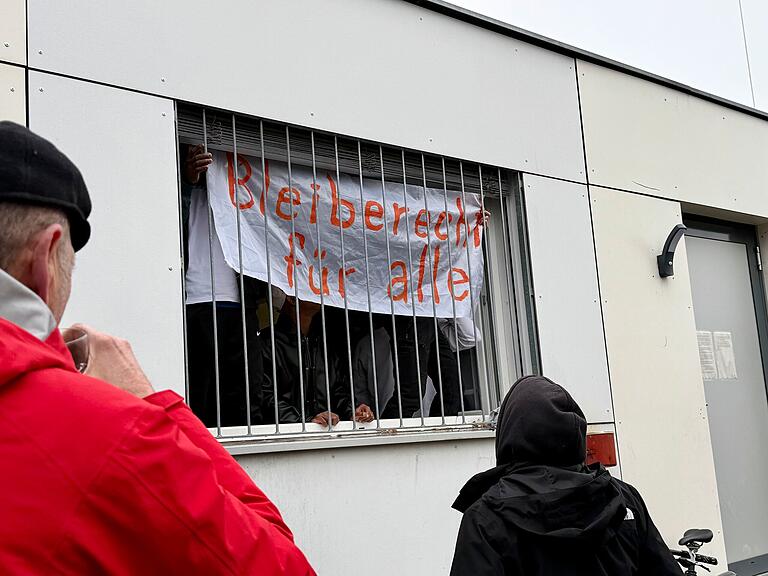 Kaltbach’ta reddedilen sığınmacılar kendilerini konteynere kilitledi