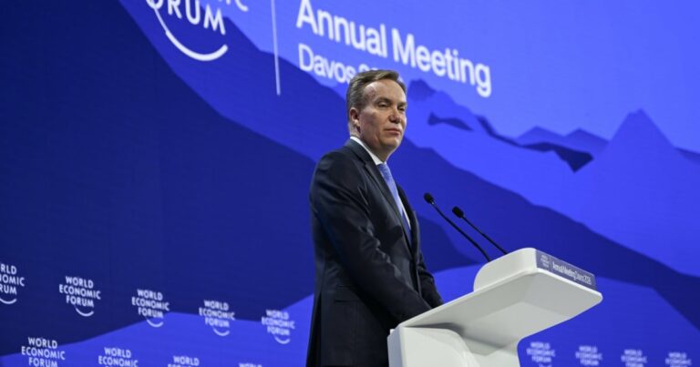 Davos zirvesinin patronu epstein bağlantısı sonrası istifa etti