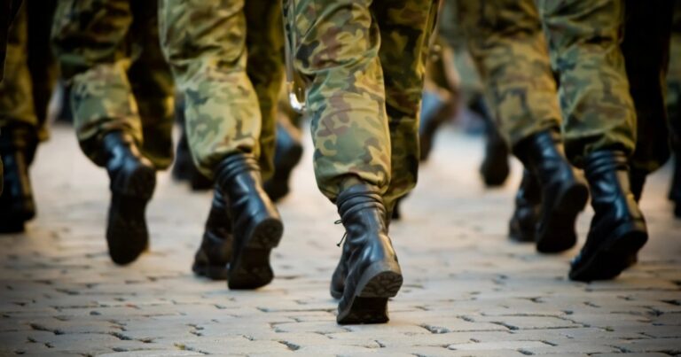 Kadınlar için zorunlu askerlik tartışması