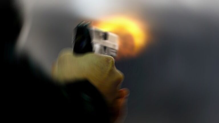 Fribourg’da sığınmacı merkezinde bıçaklı tehdit: Polis silah kullandı