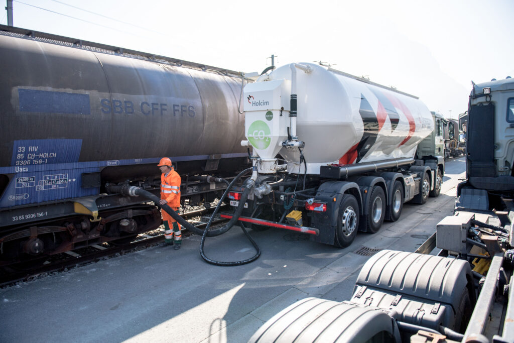 İsviçre petrol rezervlerini şimdilik serbest bırakmayacak