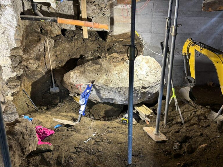 Bir işçi kaya altında kalarak yaşamını yitirdi