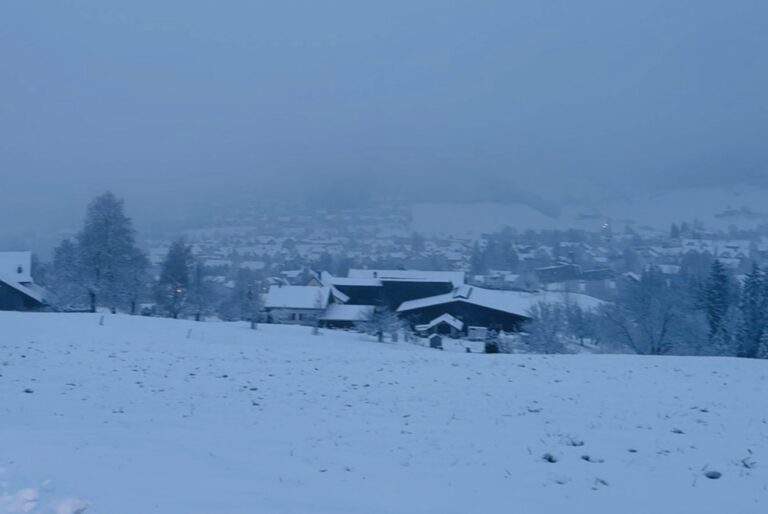 İsviçre’de yoğun kar yağışı: Kış yeniden etkisini gösteriyor