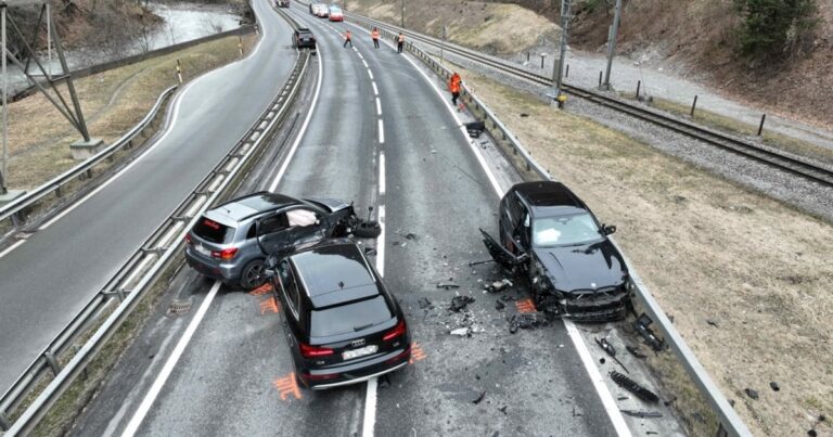 Seewis’te zincirleme kaza: 4 araç karıştı, yaralılar var