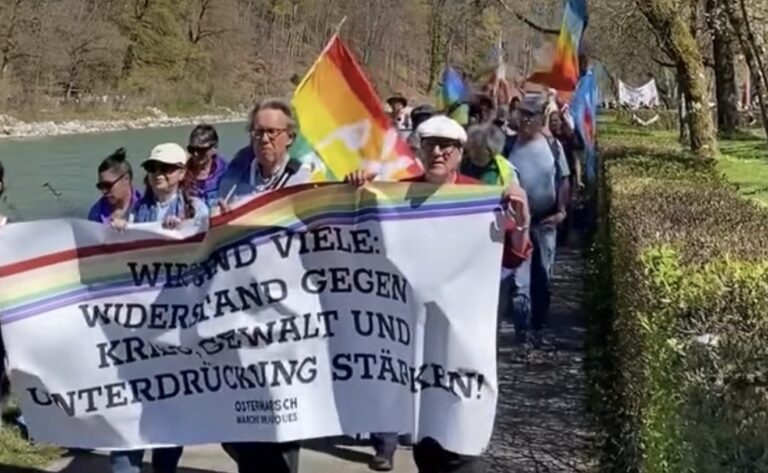 Bern’de Paskalya yürüyüşü: Yüzlerce kişi savaşlara karşı sokakta