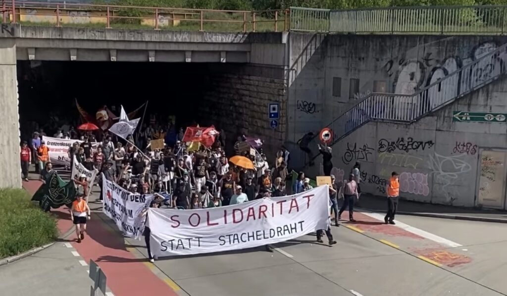 Basel’de yüzlerce kişi AB iltica politikasına karşı gösteri düzenledi