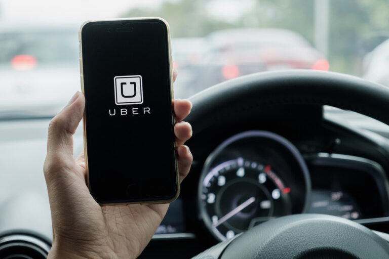 Uber sürücüleri gelir düşüşüne tepki gösteriyor