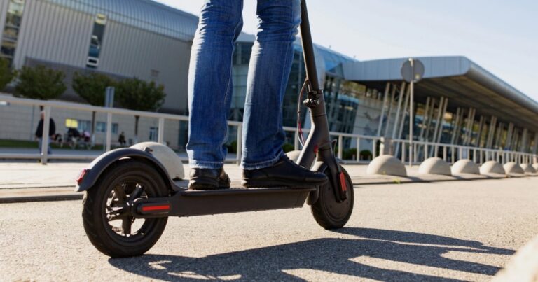 127 km/saat hız yapan elektrikli scooterla yakalandı