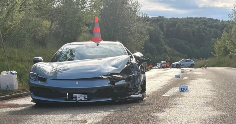 Ferrari ile hız yaptı, kazaya neden oldu: 2 kadın ve 2 çocuk yaralandı