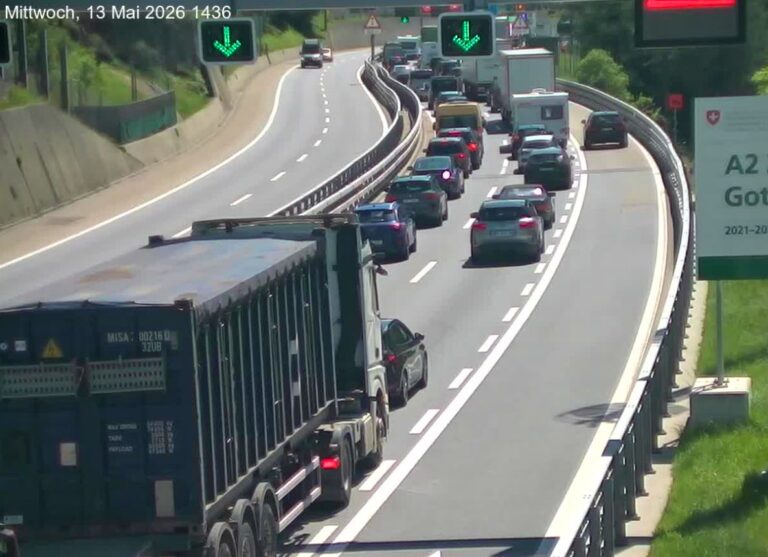 Gotthard Tüneli önünde 10 kilometrelik trafik oluştu