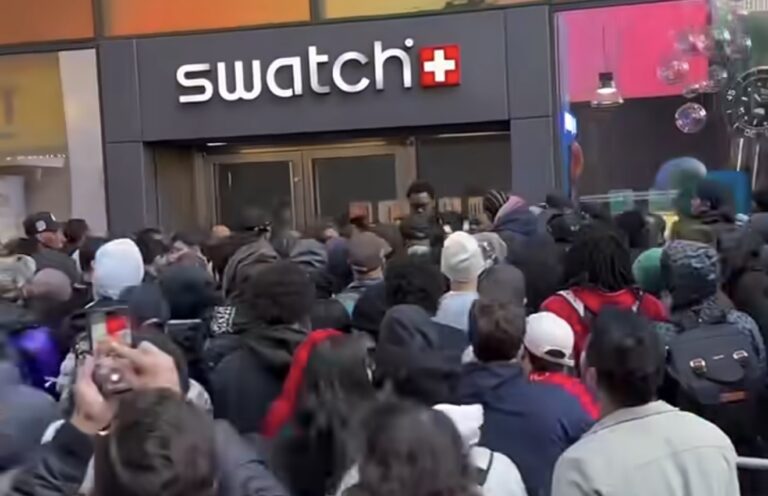 Swatch mağazalarında izdiham: Polis müdahale etti