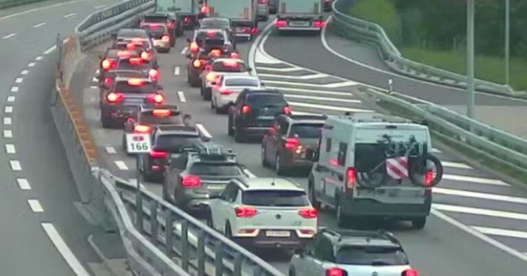 Gotthard tünelinde araç kuyruğu 16 kilometreye ulaştı