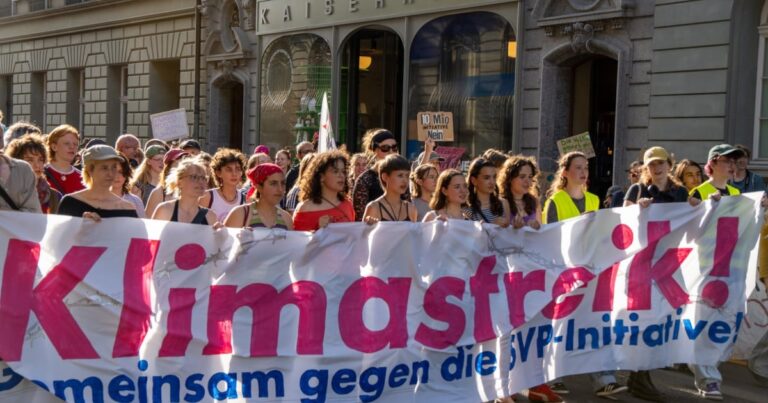 Bern’de iklim aktivistlerinden SVP protestosu