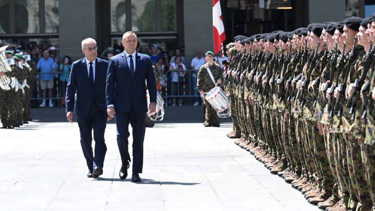 Polonya Cumhurbaşkanı Bern’de askeri törenle karşılandı