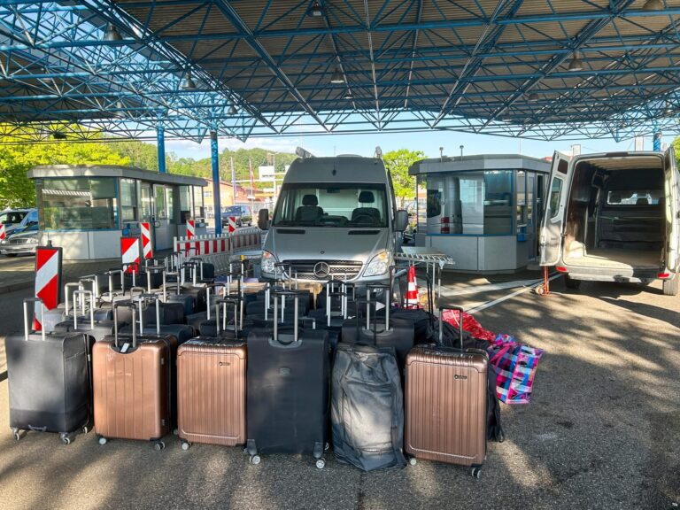 Tatilden 55 valizle döndü: Gümrük memurları şaşkına döndü