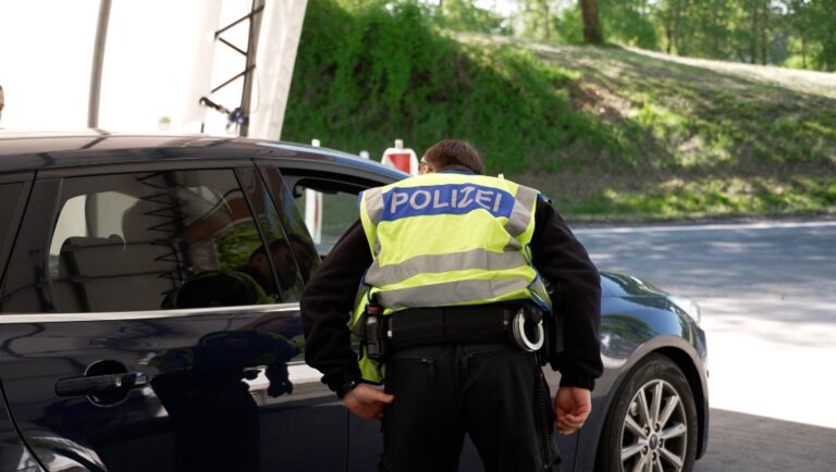 Yol sorduğu polisler tarafından tutuklandı