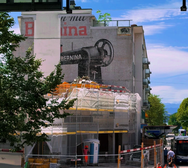 Zug’da bir evin yıkımı sırasında 85 yıllık duvar reklamı ortaya çıktı