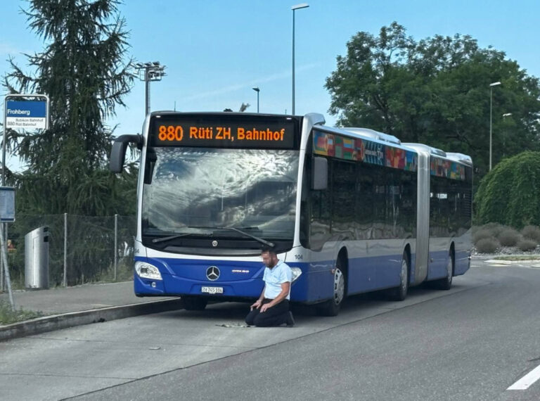 İsviçre’de otobüs şoförünün namazı tartışma yarattı