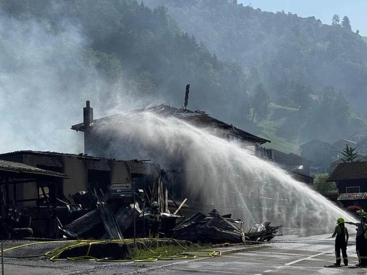 Uri’de marangoz atölyesinde çıkan yangına yüzlerce itfaiyeci müdahale ediyor