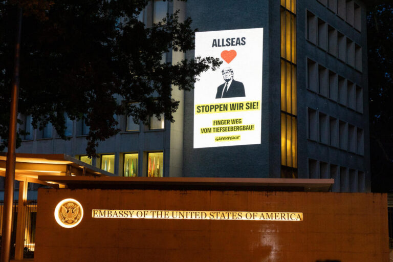 Greenpeace, Bern’de derin deniz madenciliğini protesto etti