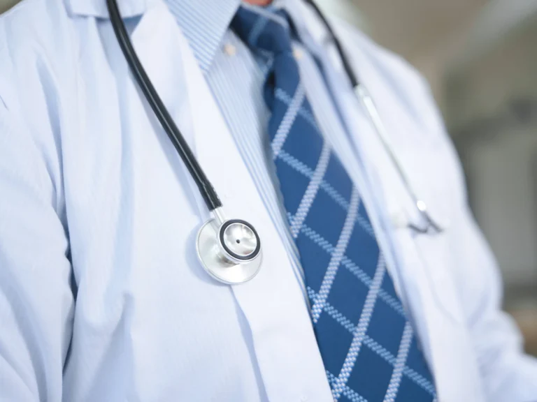 Kadın hastaları gizlice görüntülediği iddia edilen doktor tutuklandı