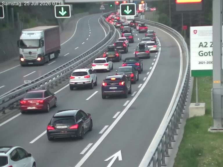 Gotthard Tüneli önünde 10 kilometrelik trafik kuyruğu oluştu
