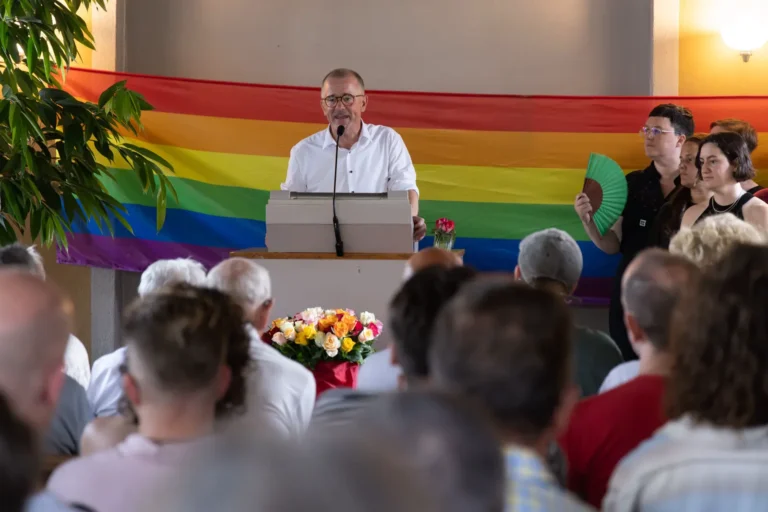 İsviçre’nin ilk LGBTİ+ anıtı Zürih’te açıldı