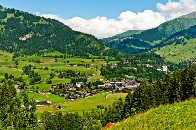 Gstaad milyarderlerin köyüne dönüştü: İsviçreliler azınlıkta