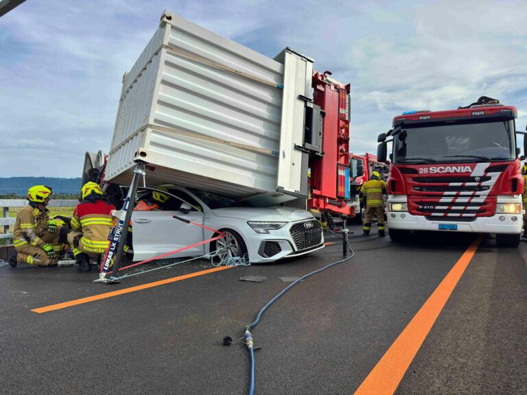 Zug’da kamyon otomobilin üzerine devrildi: Kadın ağır yaralandı