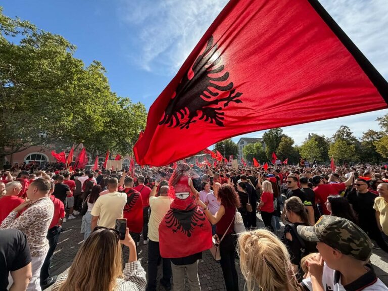 Zürih’te Arnavutlardan Lahey’deki UÇK kararına protesto